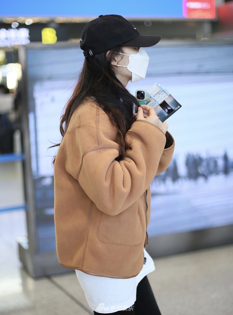 林允素颜亮相睡眼惺忪 散发披肩尽显少女姿态