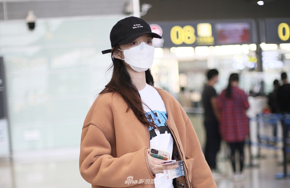 林允素颜亮相睡眼惺忪 散发披肩尽显少女姿态