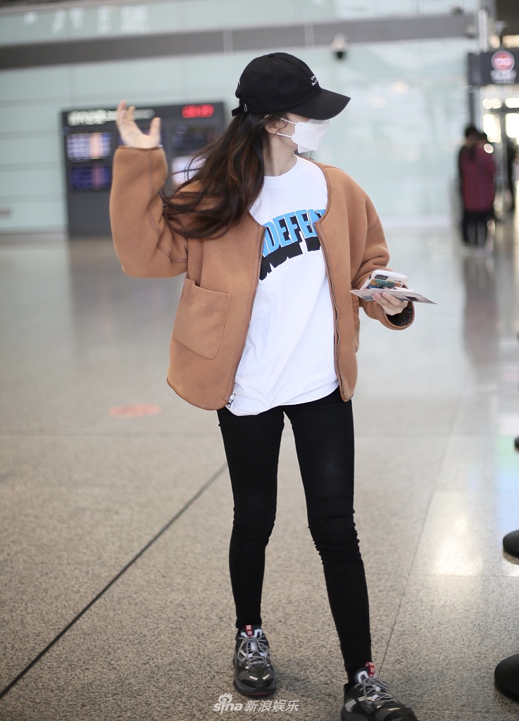 林允素颜亮相睡眼惺忪 散发披肩尽显少女姿态