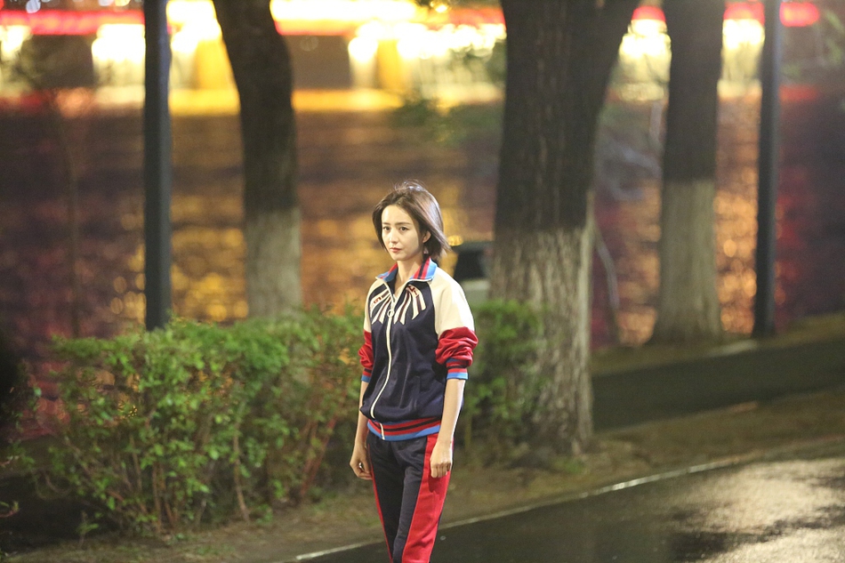 佟丽娅短发运动服造型拍新剧 身材娇小清纯可人