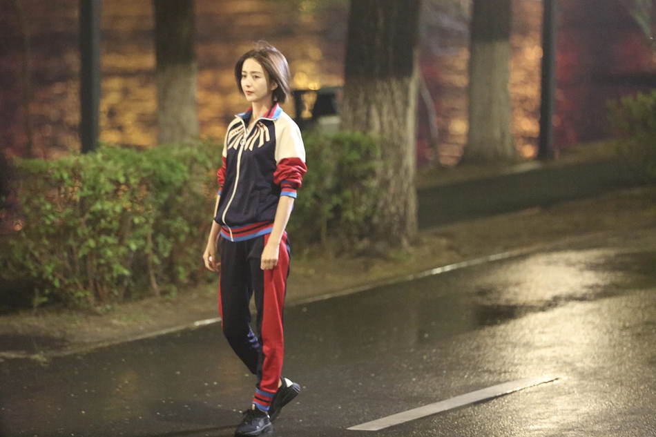 佟丽娅短发运动服造型拍新剧 身材娇小清纯可人