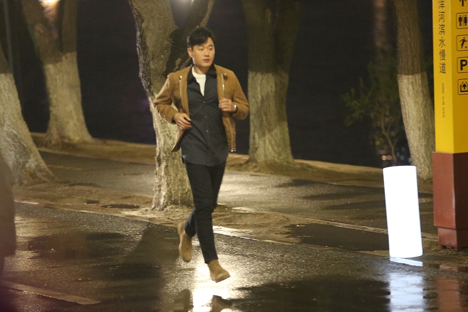 佟丽娅短发运动服造型拍新剧 身材娇小清纯可人