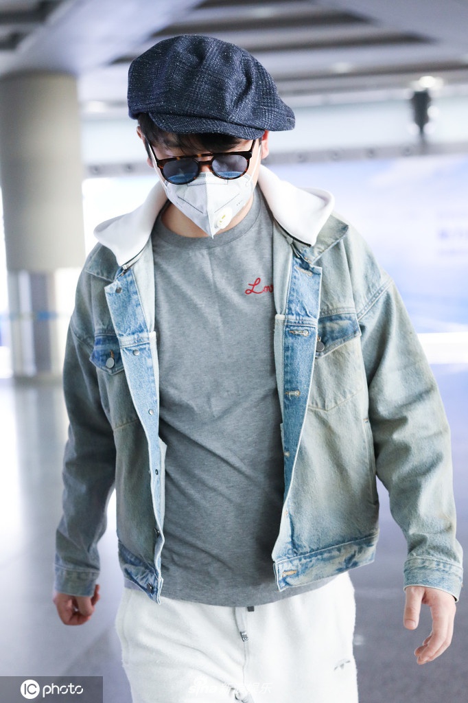 雷佳音穿牛仔外套现身机场 帽檐压刘海学爱豆造型