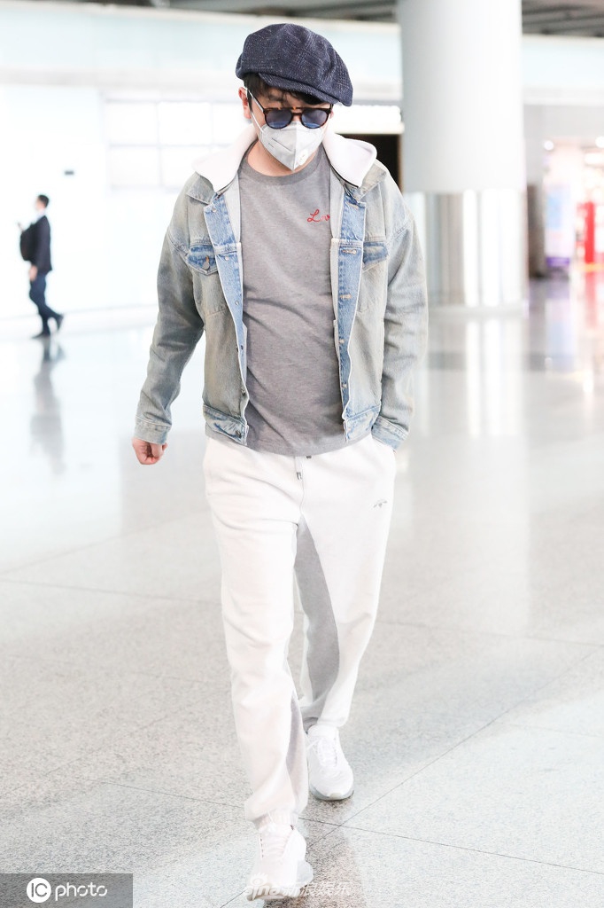 雷佳音穿牛仔外套现身机场 帽檐压刘海学爱豆造型