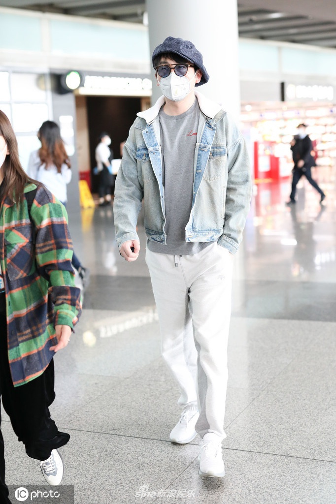 雷佳音穿牛仔外套现身机场 帽檐压刘海学爱豆造型