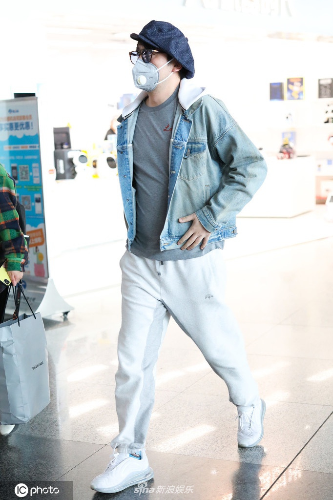 雷佳音穿牛仔外套现身机场 帽檐压刘海学爱豆造型