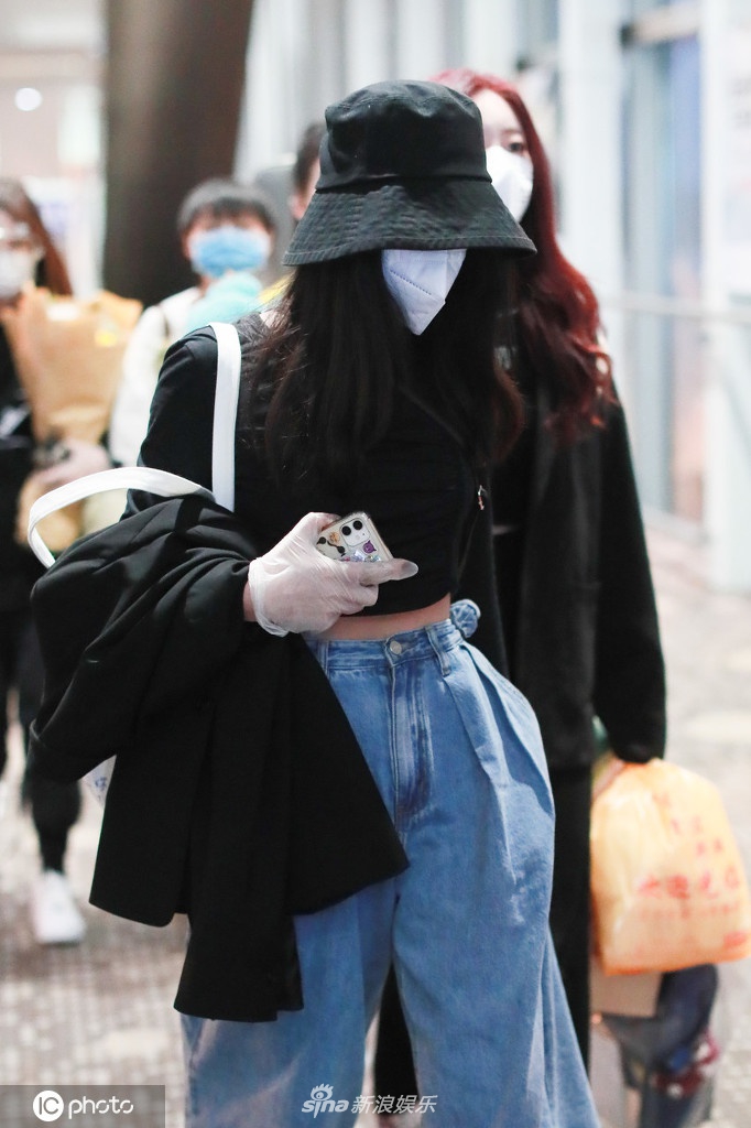 段小薇穿露脐装秀好身材 包裹严实难挡好气质