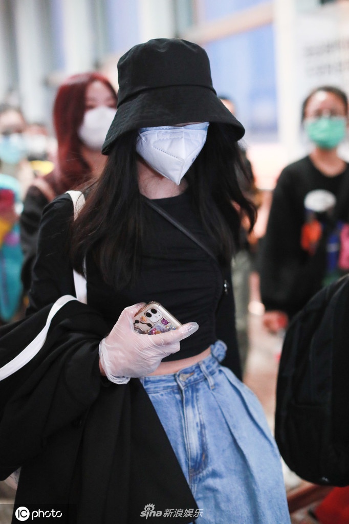 段小薇穿露脐装秀好身材 包裹严实难挡好气质