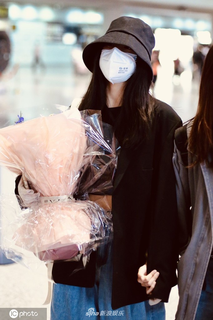 段小薇穿露脐装秀好身材 包裹严实难挡好气质