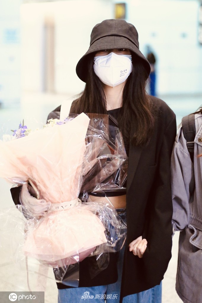 段小薇穿露脐装秀好身材 包裹严实难挡好气质