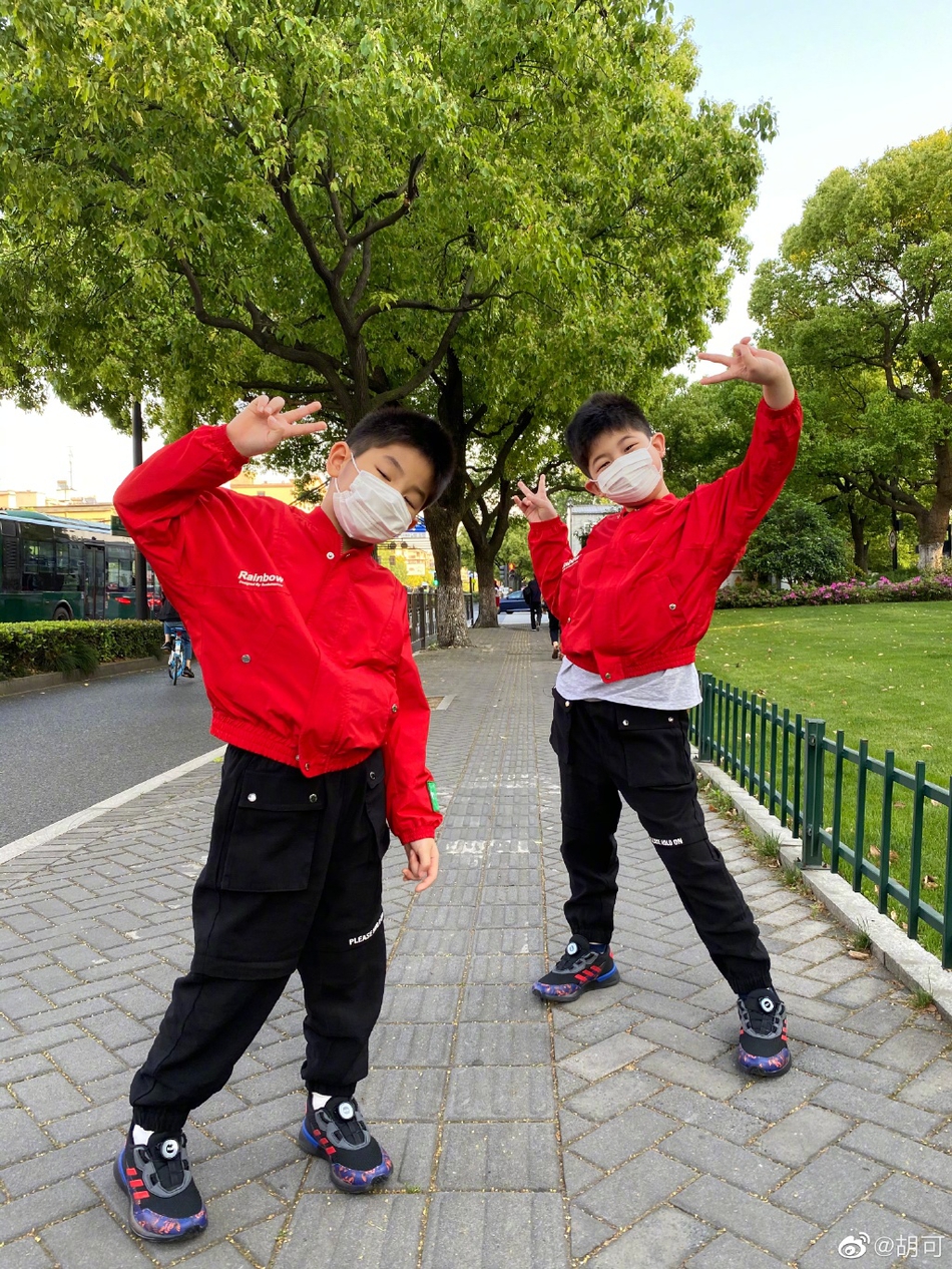 安吉小鱼儿穿同款红卫衣 胡可直呼“神兽又快大一岁了”