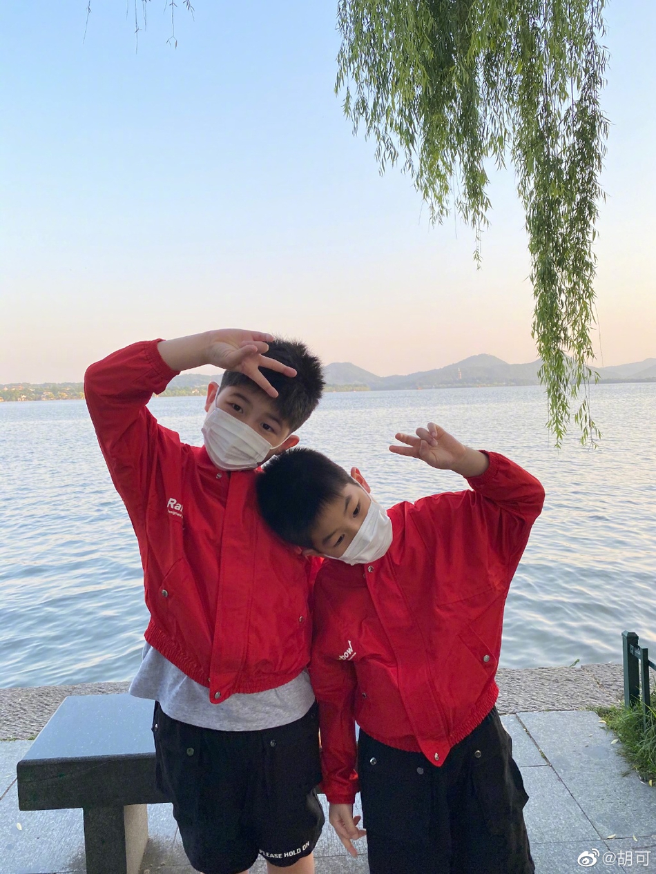 安吉小鱼儿穿同款红卫衣 胡可直呼“神兽又快大一岁了”