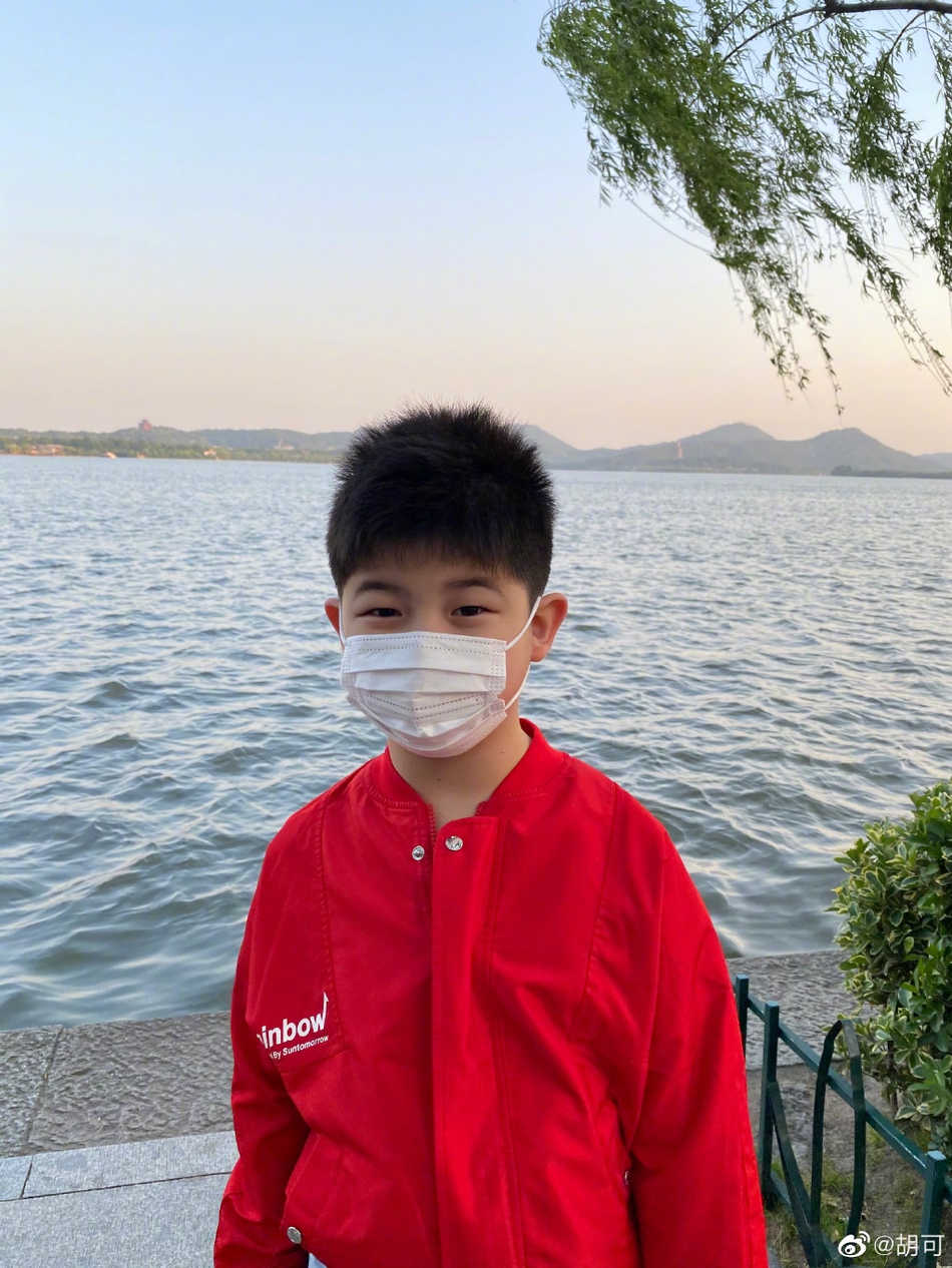 安吉小鱼儿穿同款红卫衣 胡可直呼“神兽又快大一岁了”