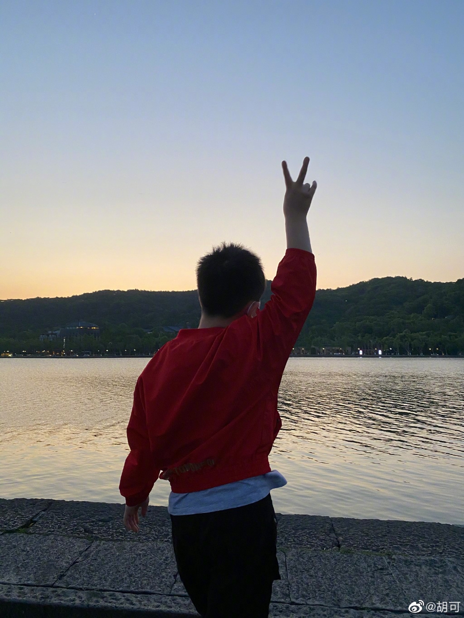 安吉小鱼儿穿同款红卫衣 胡可直呼“神兽又快大一岁了”