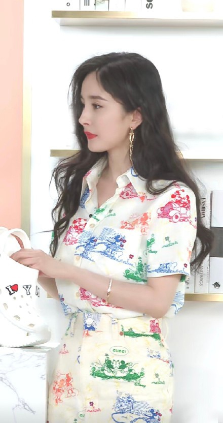 杨幂做客李佳琦直播间现场量脚踝 还传授拍照显腿长秘诀