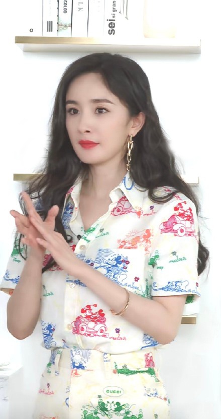 杨幂做客李佳琦直播间现场量脚踝 还传授拍照显腿长秘诀