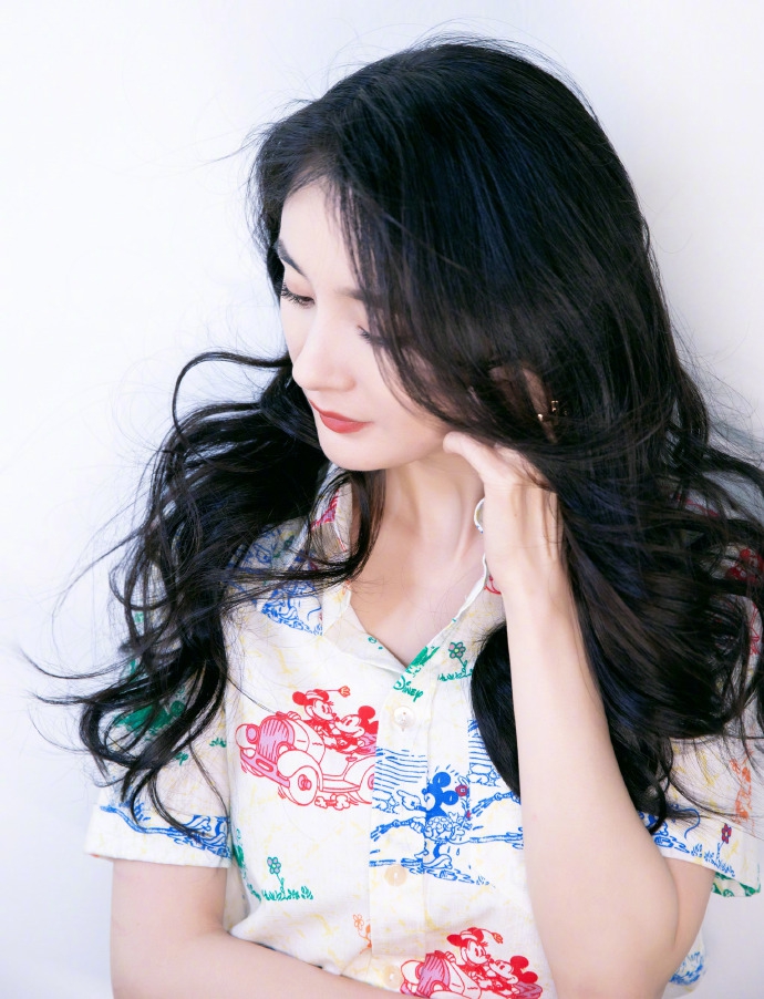 杨幂做客李佳琦直播间现场量脚踝 还传授拍照显腿长秘诀