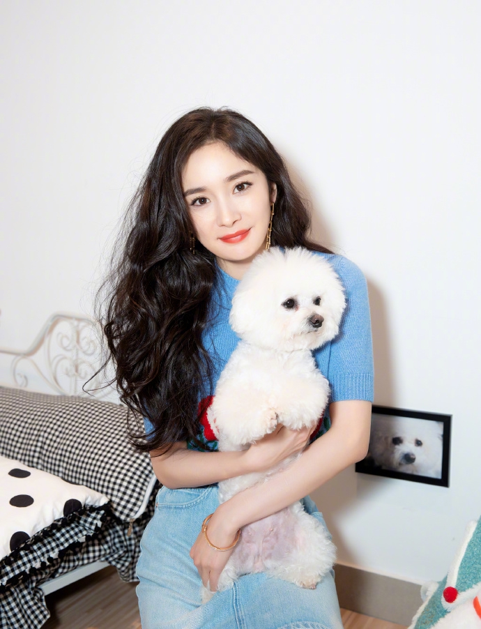 杨幂做客李佳琦直播间现场量脚踝 还传授拍照显腿长秘诀