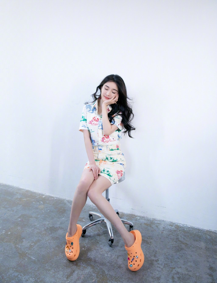 杨幂做客李佳琦直播间现场量脚踝 还传授拍照显腿长秘诀