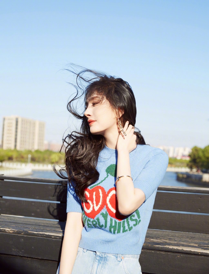 杨幂做客李佳琦直播间现场量脚踝 还传授拍照显腿长秘诀