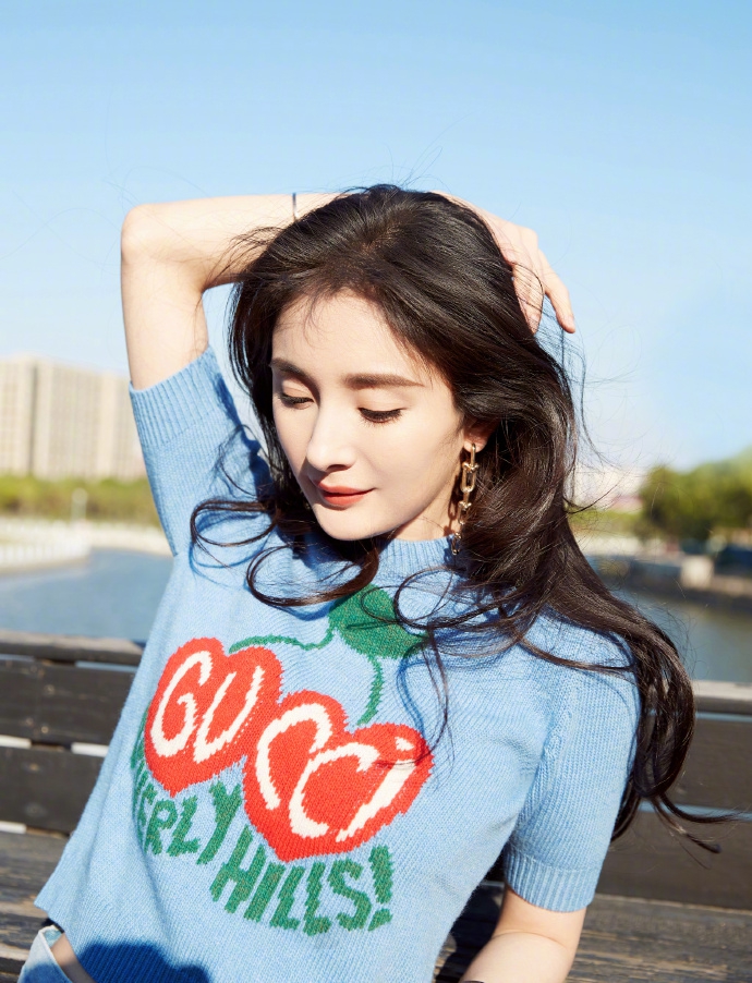 杨幂做客李佳琦直播间现场量脚踝 还传授拍照显腿长秘诀