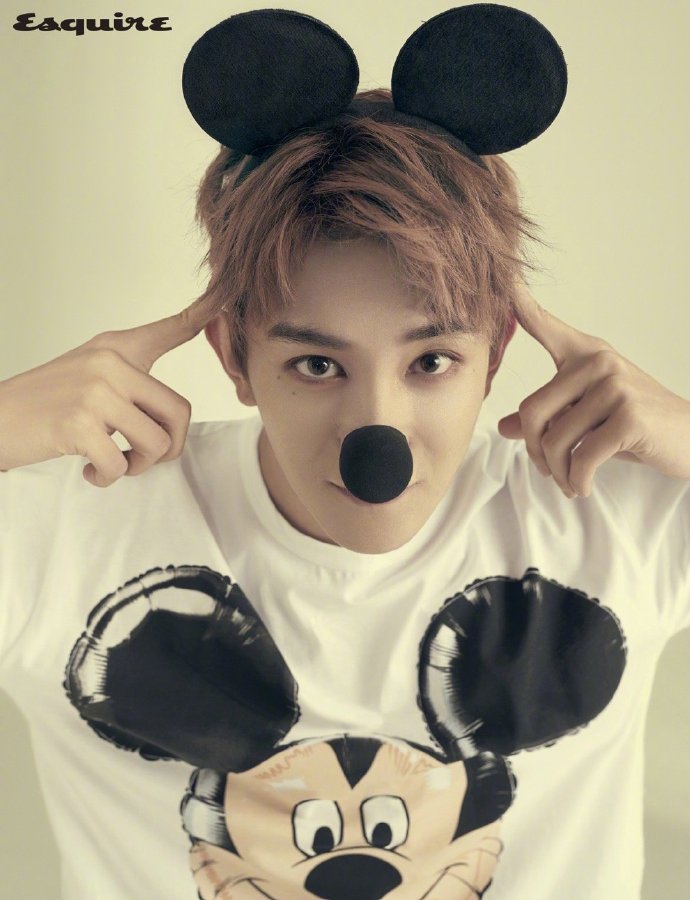 夏之光写真挑战时尚混搭 黑色西装配米奇耳尽显反差萌