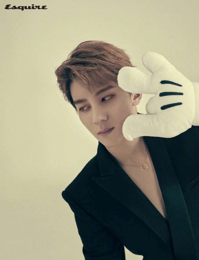 夏之光写真挑战时尚混搭 黑色西装配米奇耳尽显反差萌