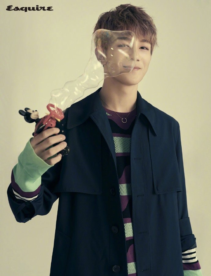 夏之光写真挑战时尚混搭 黑色西装配米奇耳尽显反差萌