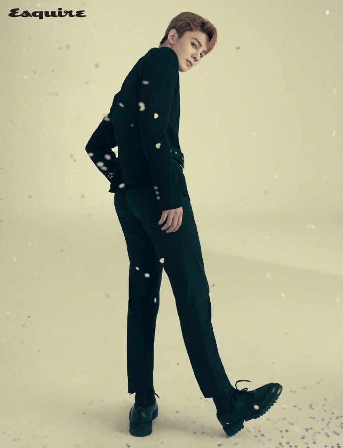 夏之光写真挑战时尚混搭 黑色西装配米奇耳尽显反差萌