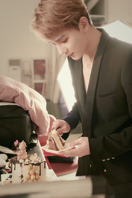 夏之光写真挑战时尚混搭 黑色西装配米奇耳尽显反差萌