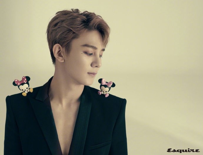 夏之光写真挑战时尚混搭 黑色西装配米奇耳尽显反差萌