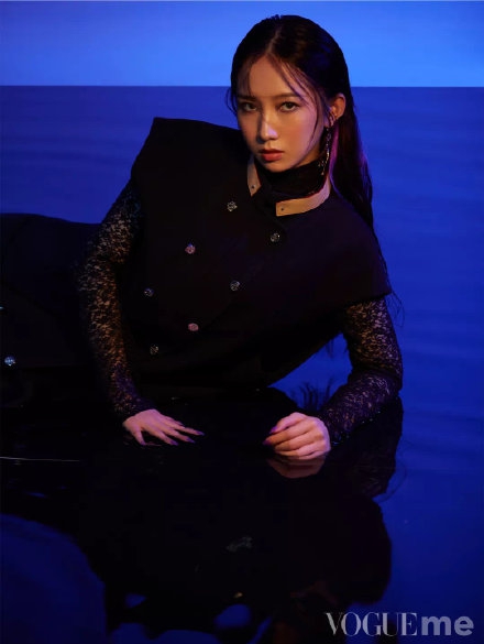 孟美岐时尚大片挑战紫色眼影 公主切造型个性十足