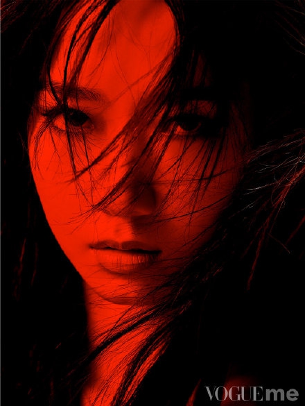 孟美岐时尚大片挑战紫色眼影 公主切造型个性十足