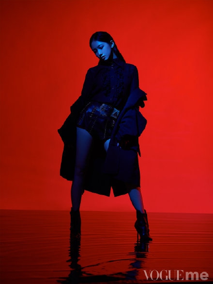 孟美岐时尚大片挑战紫色眼影 公主切造型个性十足