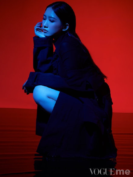 孟美岐时尚大片挑战紫色眼影 公主切造型个性十足