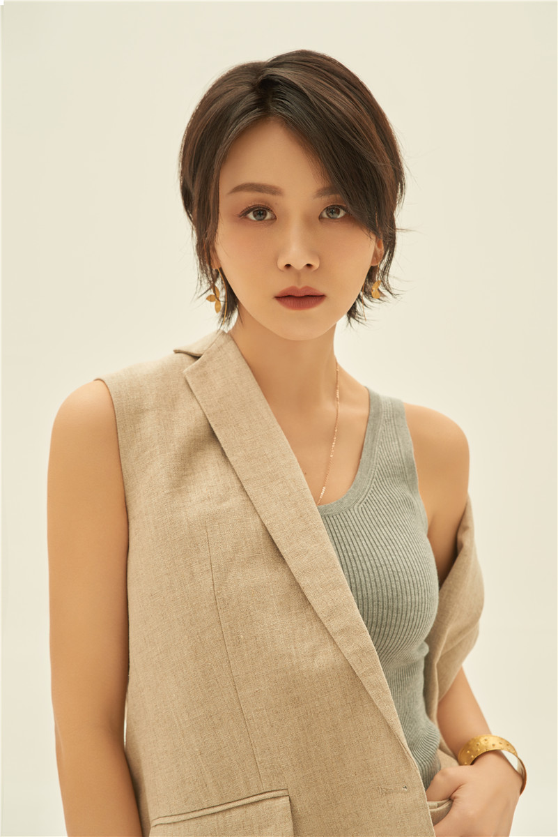 曹曦文最新时尚大片曝光 简约穿搭知性温柔气质尽显