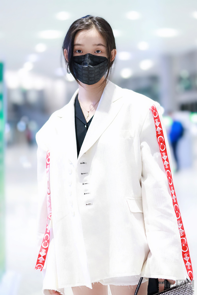 林允花式挠腿举止呆萌 与粉丝俏皮玩自拍