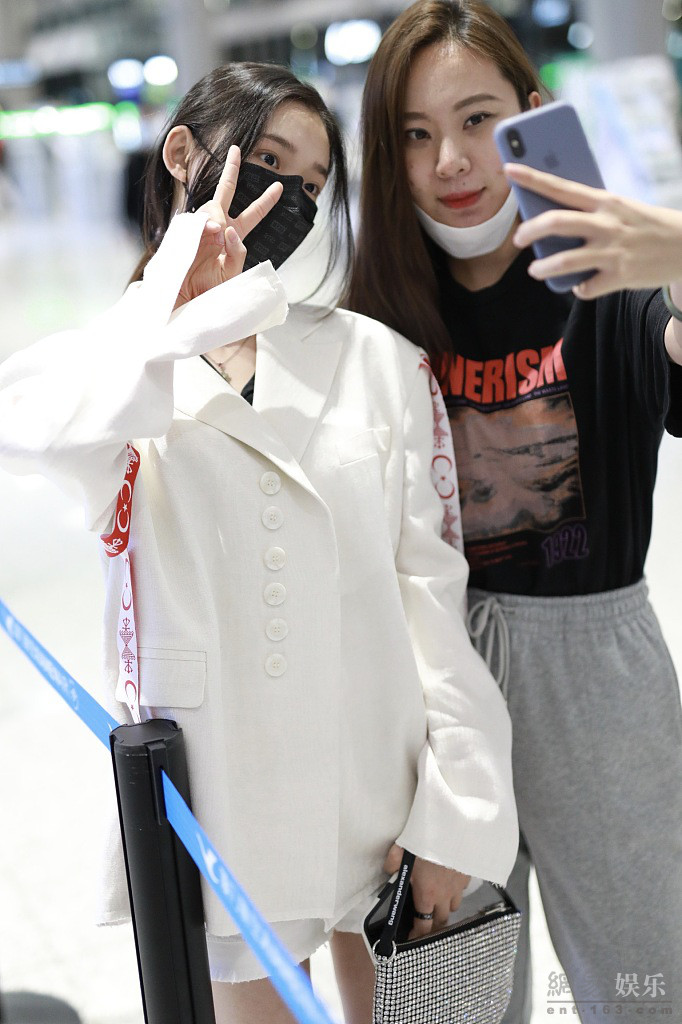 林允花式挠腿举止呆萌 与粉丝俏皮玩自拍