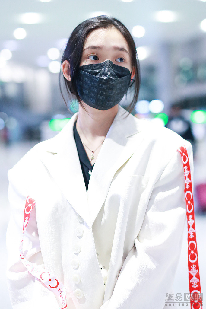 林允花式挠腿举止呆萌 与粉丝俏皮玩自拍