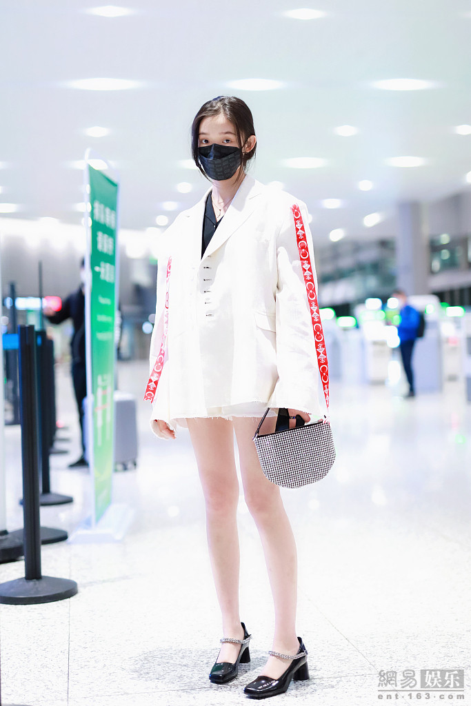 林允花式挠腿举止呆萌 与粉丝俏皮玩自拍