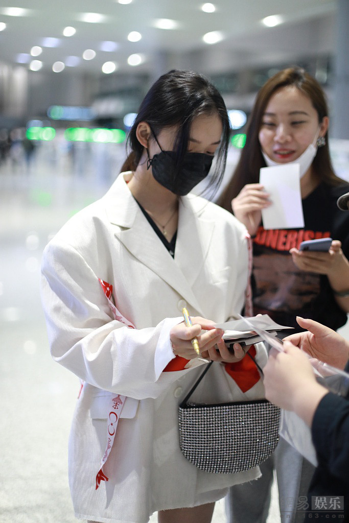 林允花式挠腿举止呆萌 与粉丝俏皮玩自拍