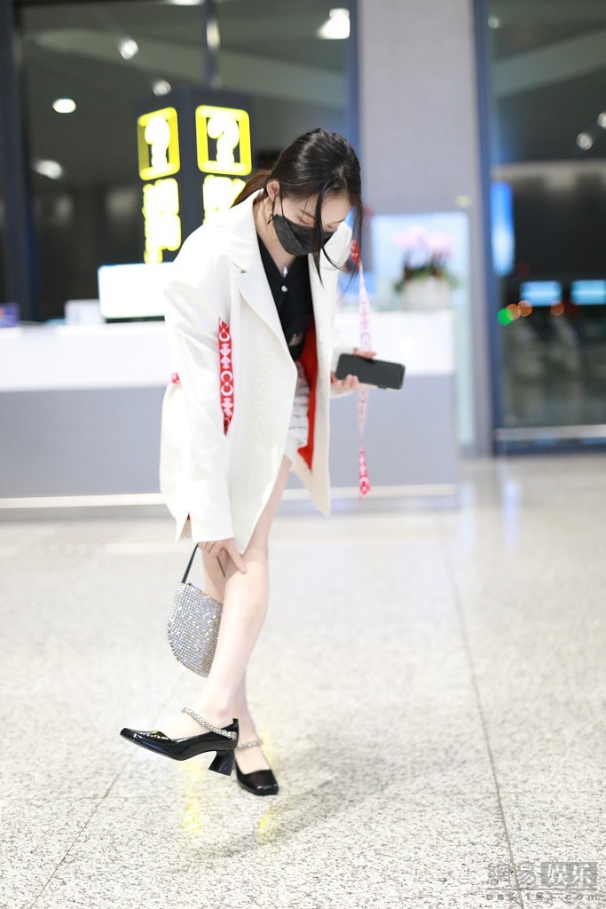 林允花式挠腿举止呆萌 与粉丝俏皮玩自拍