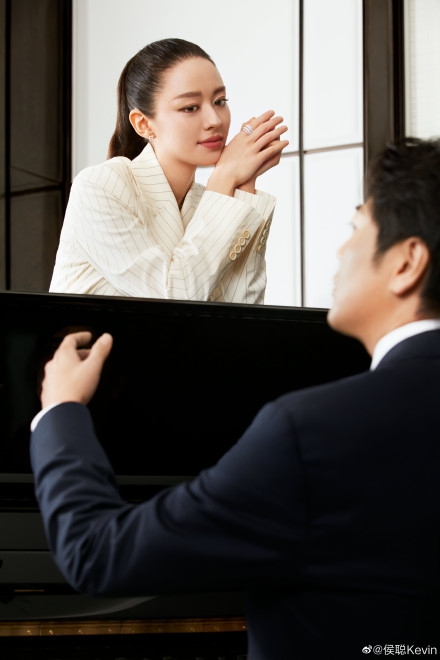 郎朗与吉娜合体拍大片 两人相互依偎恩爱十足