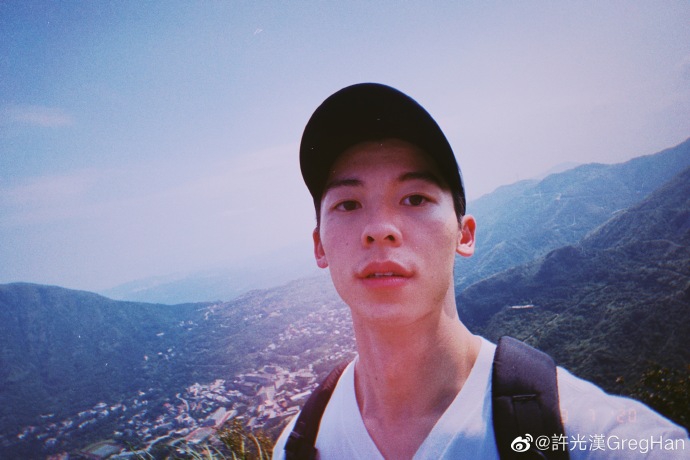 许光汉与好友爬山心情好 掌镜自拍现直男姿势逗趣十足