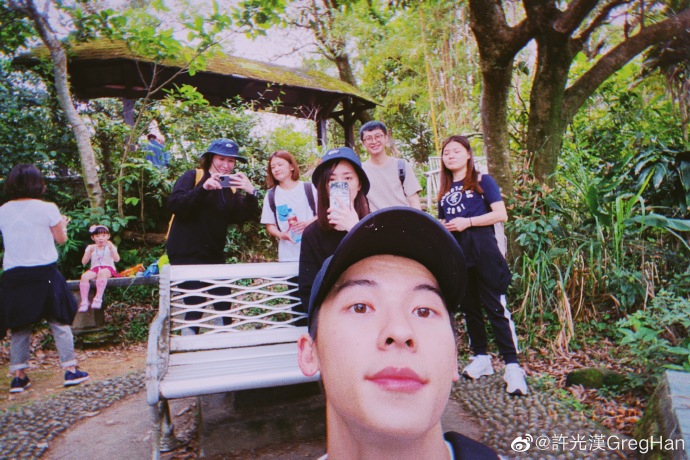 许光汉与好友爬山心情好 掌镜自拍现直男姿势逗趣十足