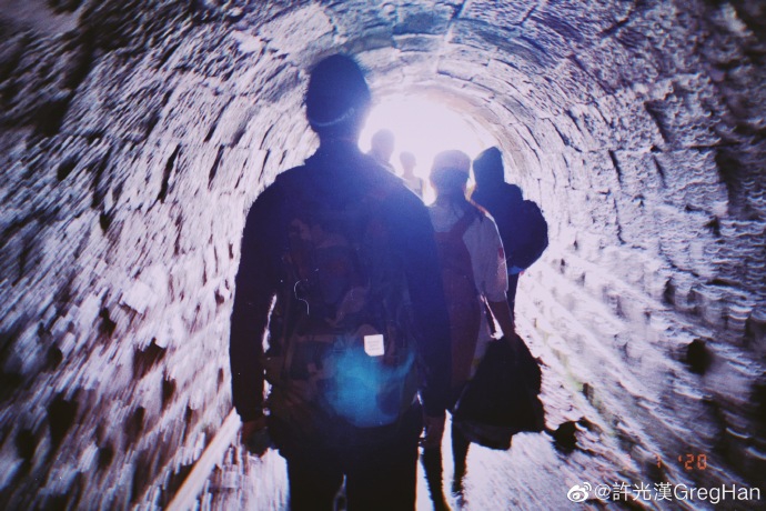 许光汉与好友爬山心情好 掌镜自拍现直男姿势逗趣十足