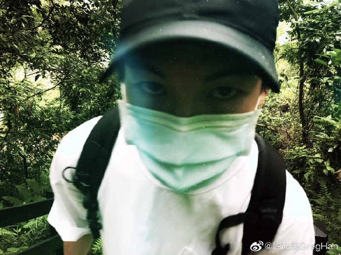 许光汉与好友爬山心情好 掌镜自拍现直男姿势逗趣十足