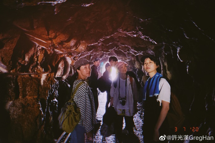 许光汉与好友爬山心情好 掌镜自拍现直男姿势逗趣十足