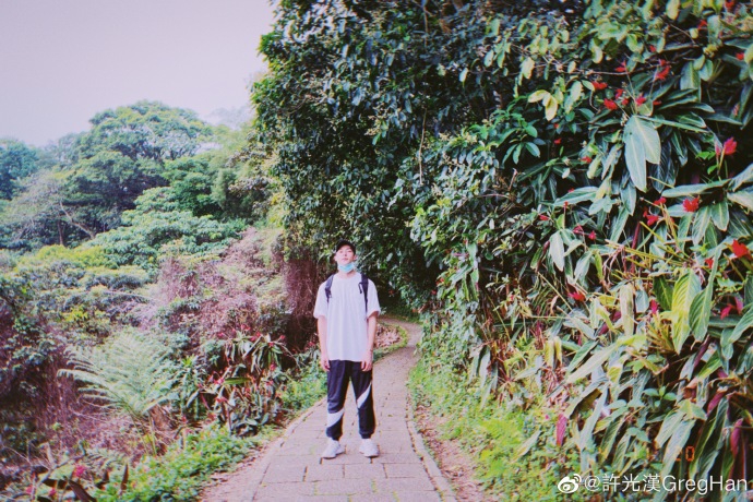 许光汉与好友爬山心情好 掌镜自拍现直男姿势逗趣十足