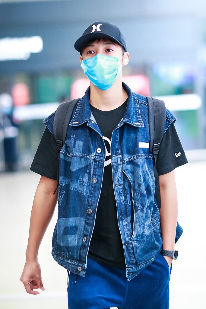 伍嘉成穿牛仔马甲走嘻哈风 自推行李亲和帅气